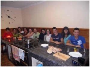 Foto grupo de voluntarios, tras participar en taller elaboración del pan artesano, en Casa da Colá de A Cortella, con su dueña Carmen Gegúndez de anfitriona. Foto A. Álvarez