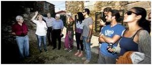 Visita voluntarios y organización al Ecomuseo Forno do Forte, de Buño, el pasado 20 de agosto. Foto Voz de Galicia. M.P. Valle