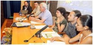 Miembros de la asociación y voluntarios en la rueda de prensa (Foto: Pepe Álvez de El Progreso)