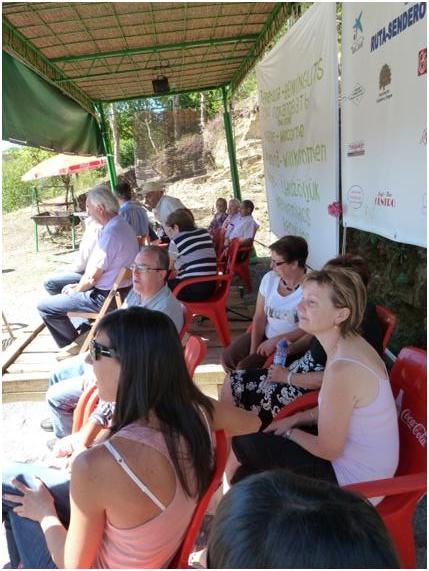 Foto miembros de Castaño y Nogal, vecinos y nativos durante las conexiones en directo con el programa  “A Revista”.