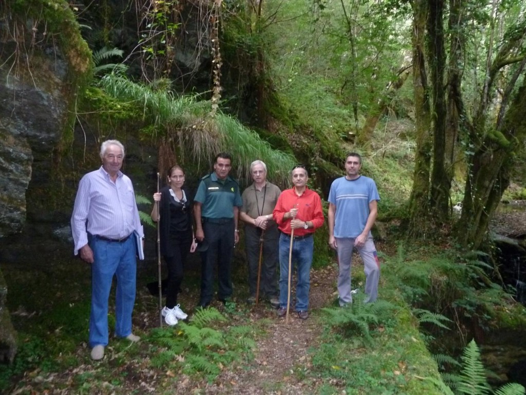 Foto junto a la presa de la antigua minicentral eléctrica de Quintá, en la Fraga de Valiñas, con las personas que acompañaron al Subdelegado en su recorrido y visita al Campo de Trabajo.