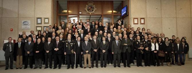1 Foto de congresistas, ponentes y autoridades tras el acto de clausura en la Academia de Policía