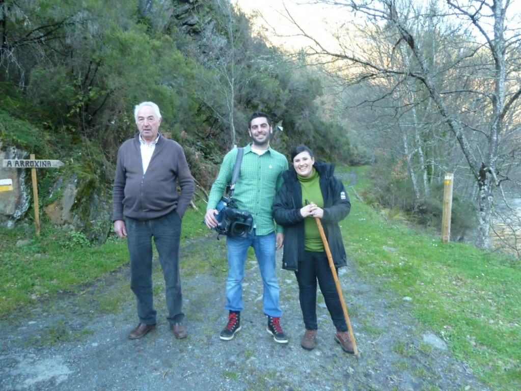 José Gegúndez, Jorge Vidal y Andrea de Francisco en el final de la Ruta, por camino de tierra, delante da ponte de Cabana, junto al Río Navia.