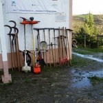 Desbrozadoras y herramienta de corte y limpieza en la fachada de la sede de CyN