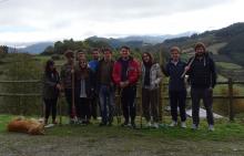 Los jóvenes del PP de A Coruña se interesan por la labor de Castaño y Nogal, la senda, paisajes y riquezas de la ruta del río Donsal